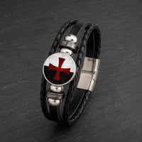 Vue angle 3/4 du Bracelet Croix du Temple en cuir tressé noir et alliage métallique premium sur fond anthracite texturé