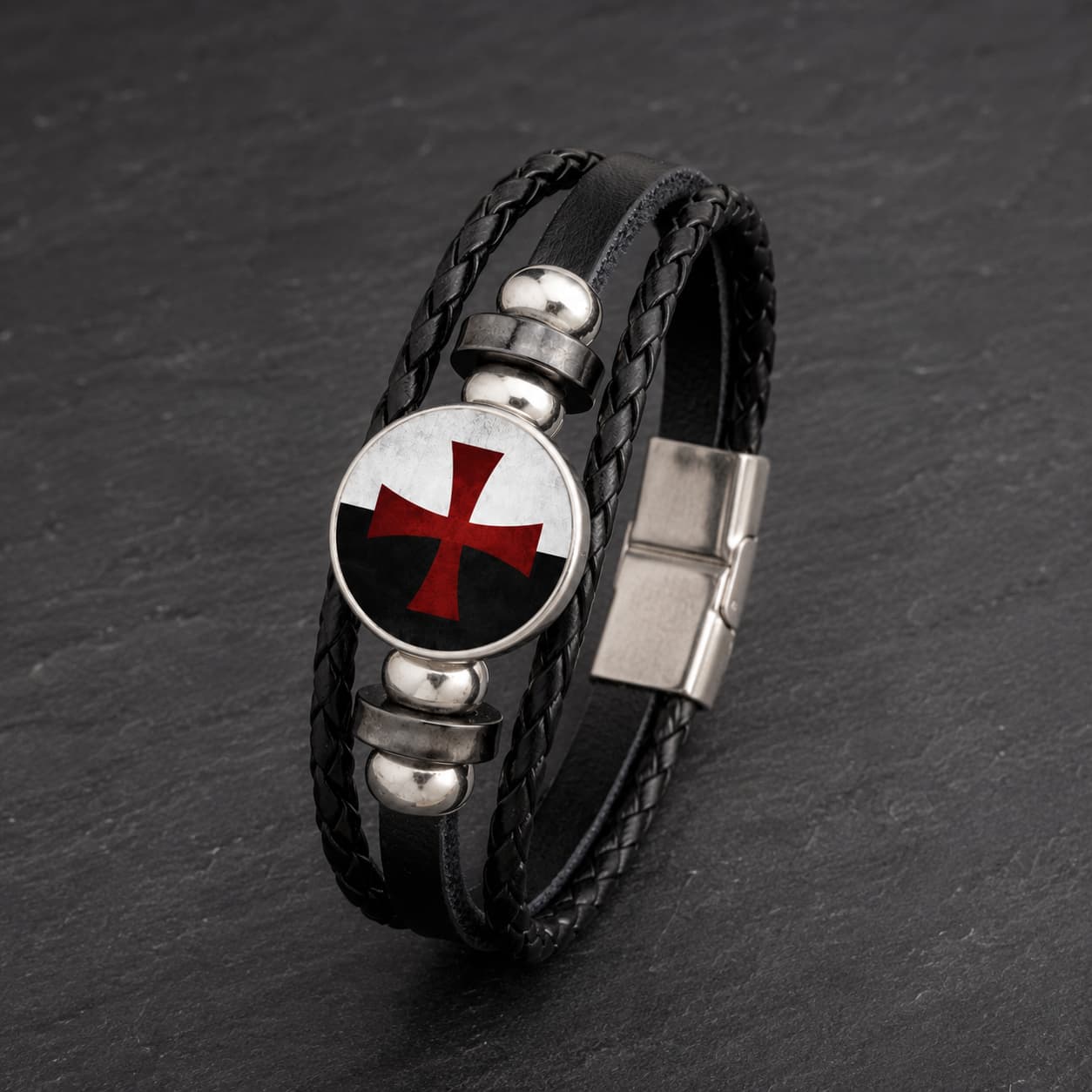 Vue angle 3/4 du Bracelet Croix du Temple en cuir tressé noir et alliage métallique premium sur fond anthracite texturé