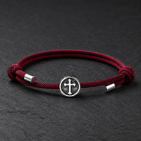 Bracelet Croix Médiévale du Temple en corde tressée rouge bordeaux et acier inoxydable sur fond anthracite