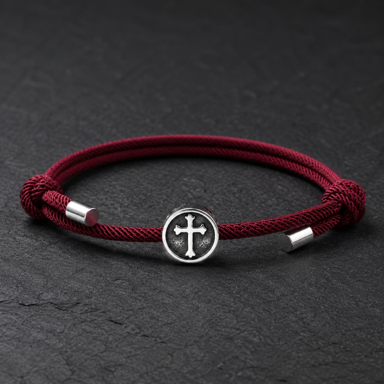 Bracelet Croix Médiévale du Temple en corde tressée rouge bordeaux et acier inoxydable sur fond anthracite