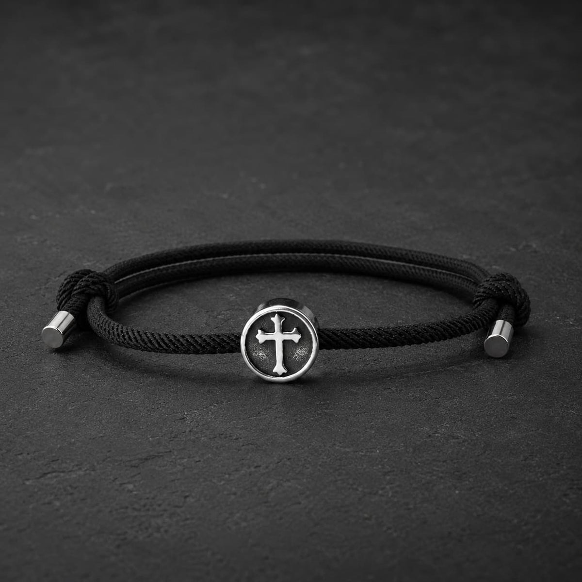 Bracelet Croix Médiévale du Temple en corde tressée noire avec médaillon croix en acier inoxydable sur fond anthracite