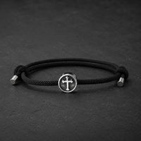 Bracelet Croix Médiévale du Temple en corde tressée noire avec médaillon croix en acier inoxydable sur fond anthracite