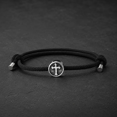 Bracelet Croix Médiévale du Temple en corde tressée noire avec médaillon croix en acier inoxydable sur fond anthracite