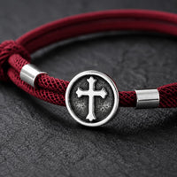 Gros plan du médaillon croix du Bracelet Croix Médiévale du Temple avec corde tressée rouge bordeaux