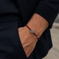 Bracelet Bracelet Croix Médiévale du Temple porté au poignet par un homme en tenue sombre