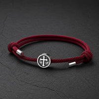 Vue angle 3/4 du Bracelet Croix Médiévale du Temple en corde tressée rouge bordeaux et acier inoxydable