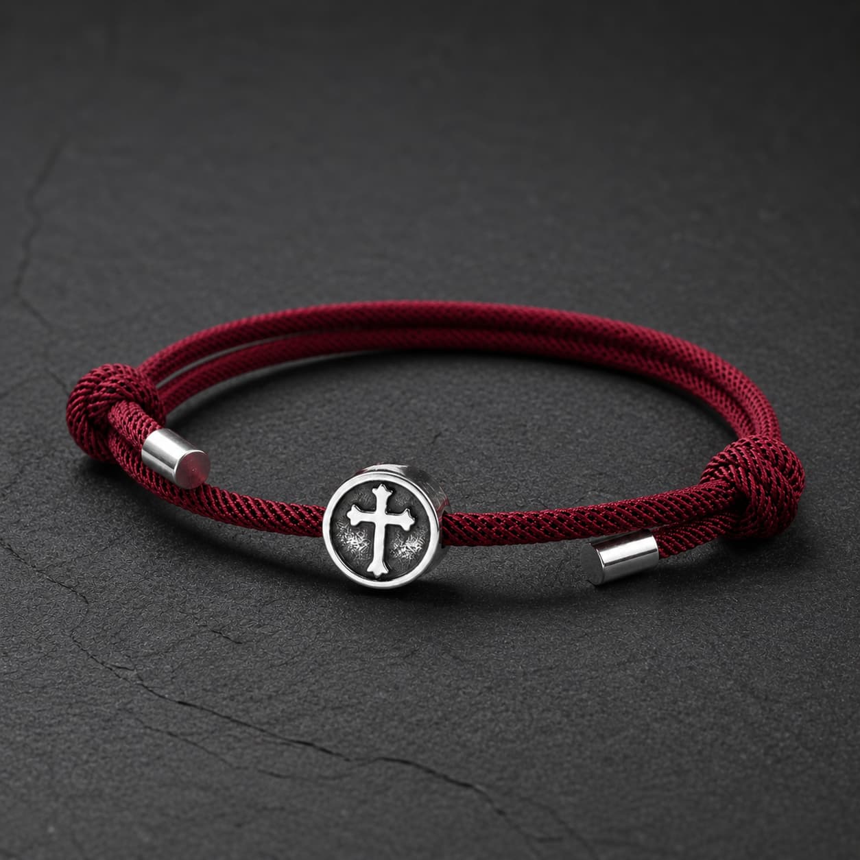 Vue angle 3/4 du Bracelet Croix Médiévale du Temple en corde tressée rouge bordeaux et acier inoxydable