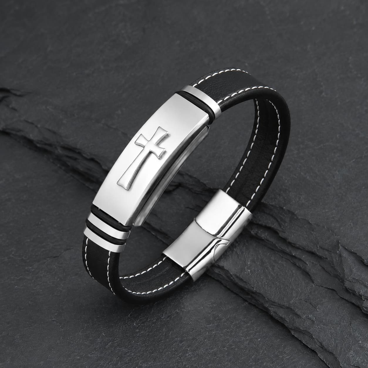 Bracelet de la Croix Sacrée en cuir véritable noir et acier inoxydable argenté sur fond anthracite texturé