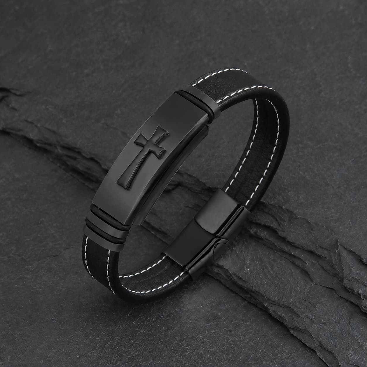 Bracelet de la Croix Sacrée en cuir véritable noir avec plaque noire sur fond anthracite texturé