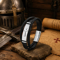 Bracelet de la Croix Sacrée en cuir véritable et acier inoxydable argenté dans un décor médiéval avec casque, épée et parchemin