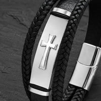 Gros plan de la croix du Bracelet de la Croix Sacrée en cuir véritable et acier inoxydable argenté