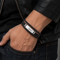 Bracelet de la Croix Sacrée porté au poignet par un homme avec cuir véritable noir et acier inoxydable argenté