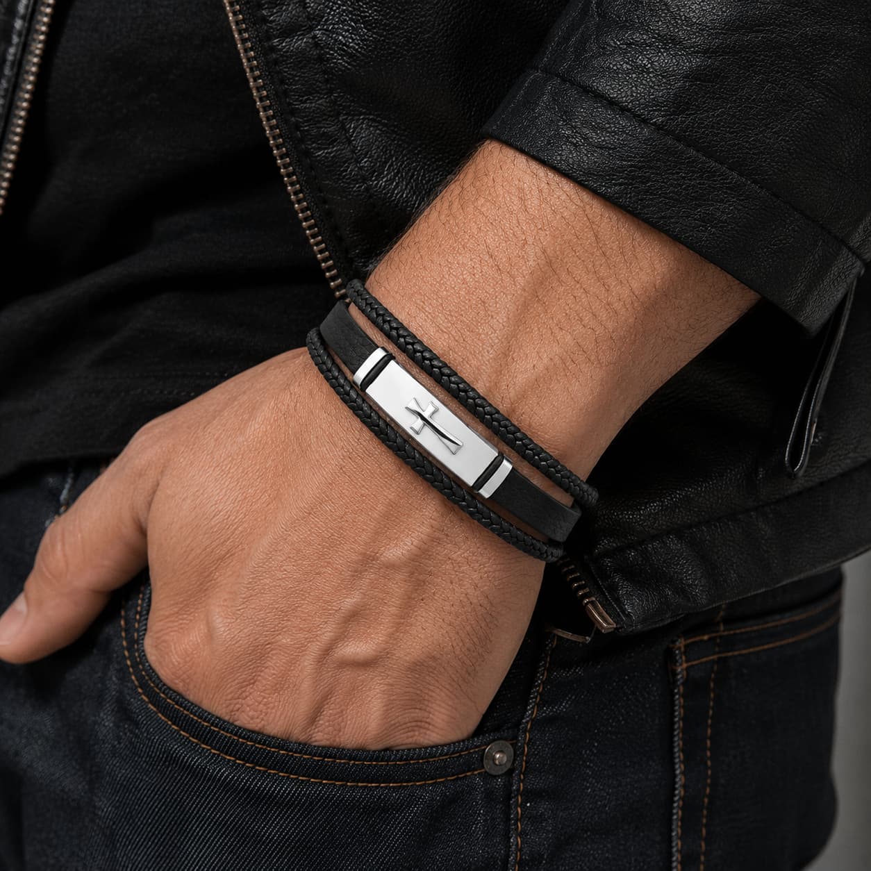 Bracelet de la Croix Sacrée porté au poignet par un homme avec cuir véritable noir et acier inoxydable argenté