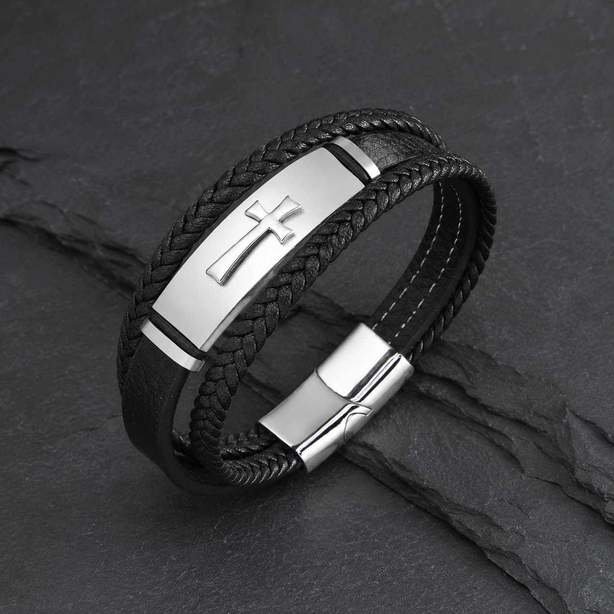 Vue angle 3/4 du Bracelet de la Croix Sacrée en cuir véritable noir et acier inoxydable argenté sur fond anthracite