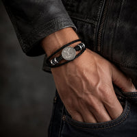 Bracelet de l’Archange Protecteur porté par un homme avec veste en cuir noir et jean brut