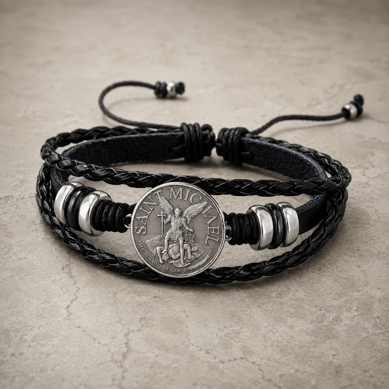 Bracelet de l’Archange Protecteur en cuir tressé premium avec médaille Saint Michel et alliage métallique sur pierre médiévale claire