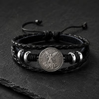 Bracelet de l’Archange Protecteur en cuir tressé noir avec médaille Saint Michel argentée sur ardoise sombre