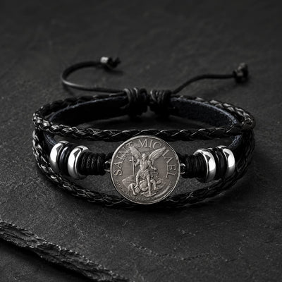 Bracelet de l’Archange Protecteur en cuir tressé noir avec médaille Saint Michel argentée sur ardoise sombre