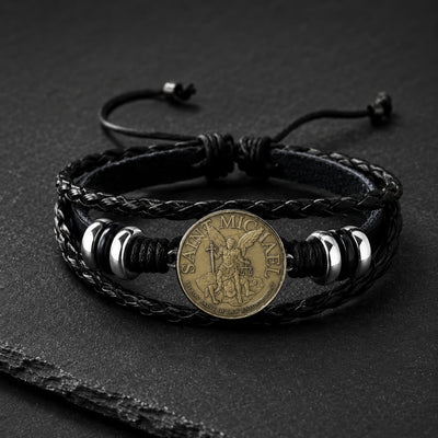 Bracelet de l’Archange Protecteur en cuir tressé noir avec médaille Saint Michel bronze et alliage métallique sur ardoise sombre