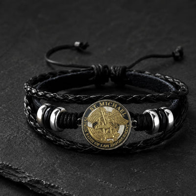Bracelet de l’Archange Protecteur en cuir tressé noir avec médaille Saint Michel dorée et alliage métallique sur ardoise sombre