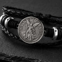 Gros plan du Bracelet de l’Archange Protecteur avec médaille Saint Michel argentée, cuir tressé noir et détails métalliques