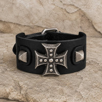 Bracelet de l’Armure du Templier en cuir synthétique noir avec croix en alliage métallique présenté sur pierre médiévale claire