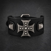 Bracelet de l’Armure du Templier en cuir synthétique noir renforcé avec croix métallique et alliage premium sur ardoise sombre