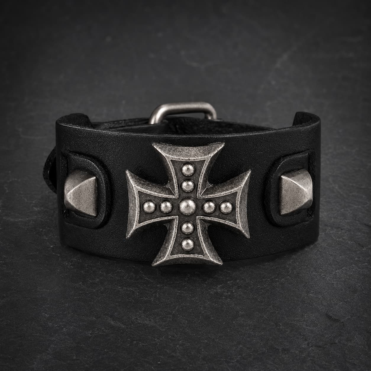 Bracelet de l’Armure du Templier en cuir synthétique noir renforcé avec croix métallique et alliage premium sur ardoise sombre