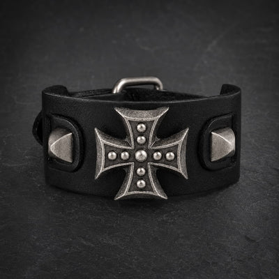 Bracelet de l’Armure du Templier en cuir synthétique noir renforcé avec croix métallique et alliage premium sur ardoise sombre