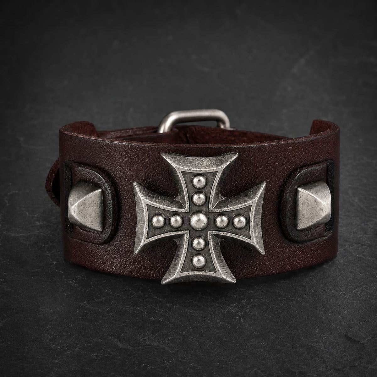 Bracelet de l’Armure du Templier en cuir synthétique renforcé marron avec croix métallique et alliage premium sur ardoise sombre