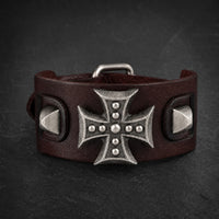 Bracelet de l’Armure du Templier en cuir synthétique renforcé marron avec croix métallique et alliage premium sur ardoise sombre