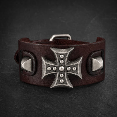 Bracelet de l’Armure du Templier en cuir synthétique renforcé marron avec croix métallique et alliage premium sur ardoise sombre