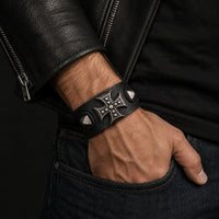 Bracelet de l’Armure du Templier porté par un homme avec veste en cuir noir et jean brut