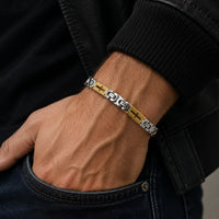 Bracelet de l’Espoir Croisé en acier inoxydable porté par un homme avec veste sombre et jean brut