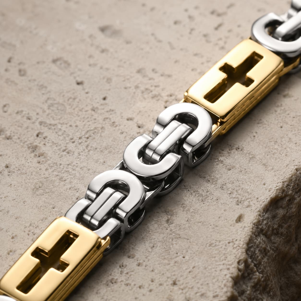 Gros plan du Bracelet de l’Espoir Croisé avec croix gravées et maillons en acier inoxydable