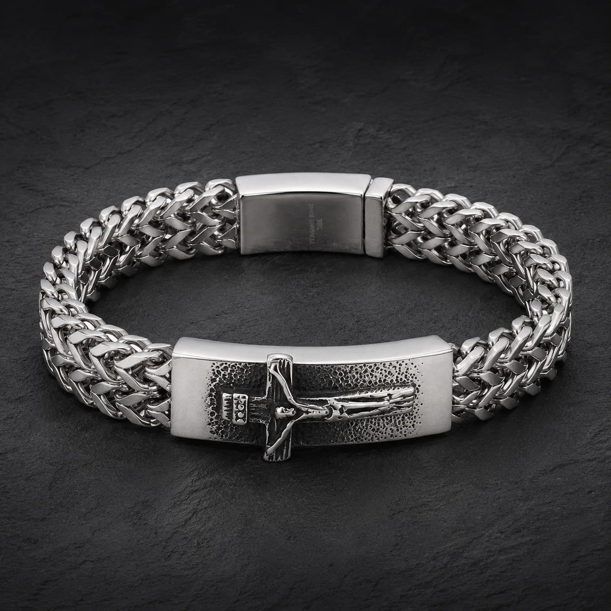 Bracelet de la Foi Divine en acier inoxydable avec chaîne tressée argentée et plaque crucifix sur ardoise sombre