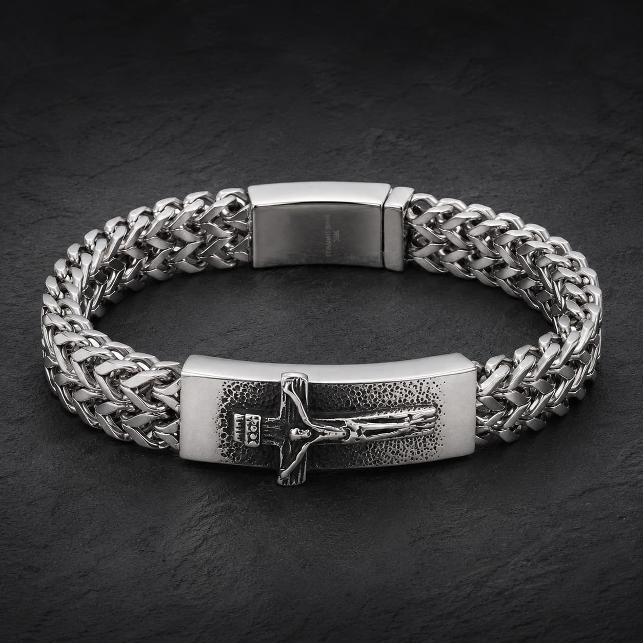 Bracelet de la Foi Divine en acier inoxydable avec chaîne tressée argentée et plaque crucifix sur ardoise sombre