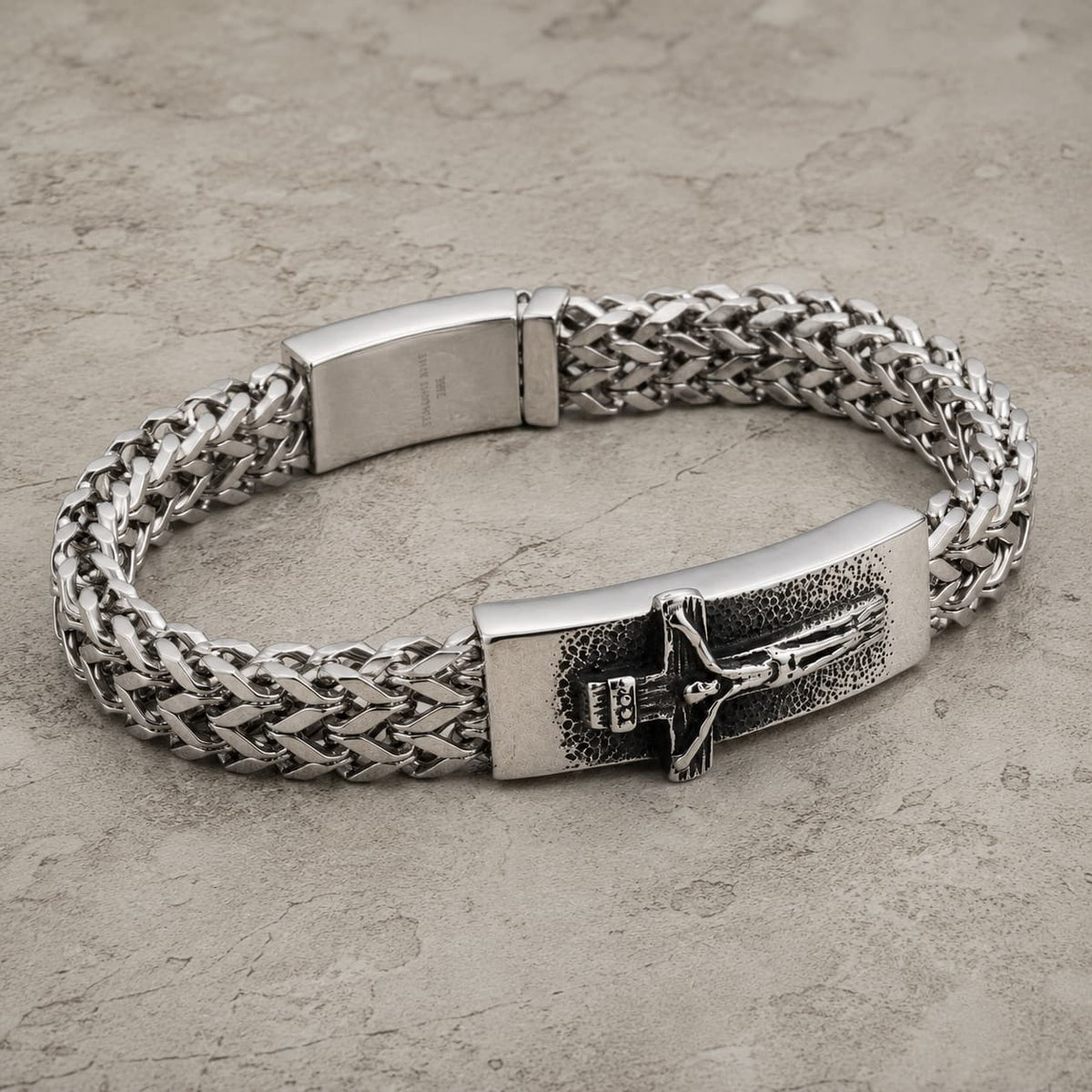 Bracelet de la Foi Divine en acier inoxydable présenté en vraie vue 3/4 sur pierre médiévale claire