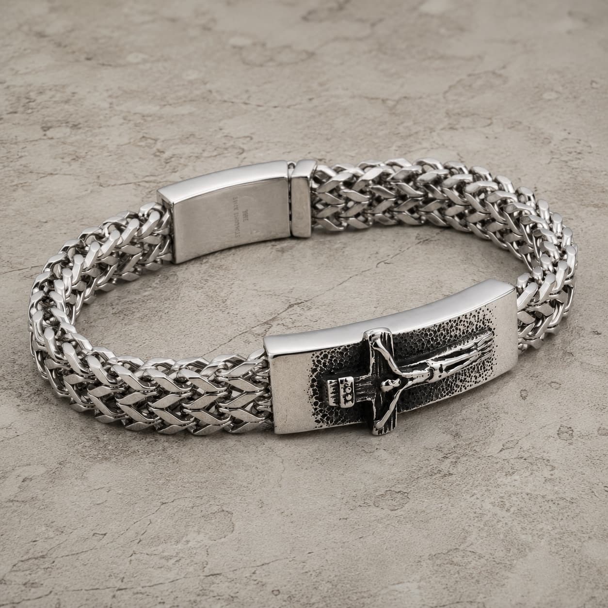 Bracelet de la Foi Divine en acier inoxydable présenté en vraie vue 3/4 sur pierre médiévale claire