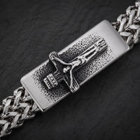 Gros plan du Bracelet de la Foi Divine avec plaque crucifix, motif religieux en relief et acier inoxydable poli