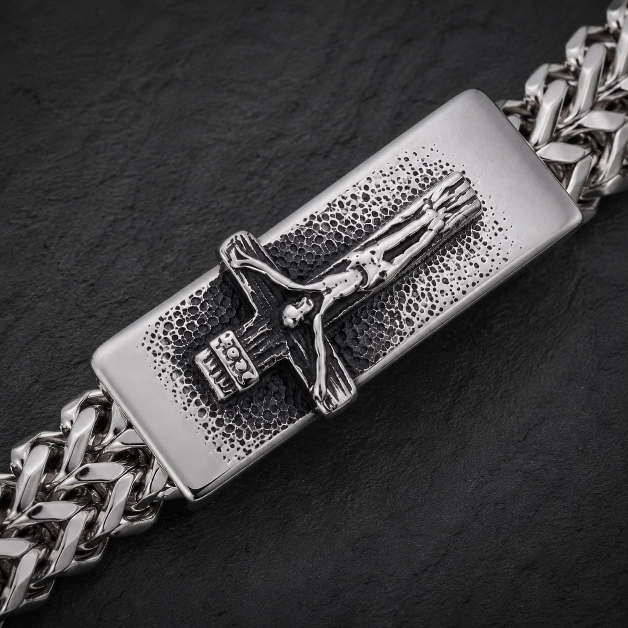 Gros plan du Bracelet de la Foi Divine avec plaque crucifix, motif religieux en relief et acier inoxydable poli
