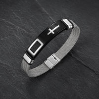 Bracelet de la Foi Templière en acier inoxydable présenté en vraie vue 3/4 avec maille argentée et plaque noire sur ardoise sombre