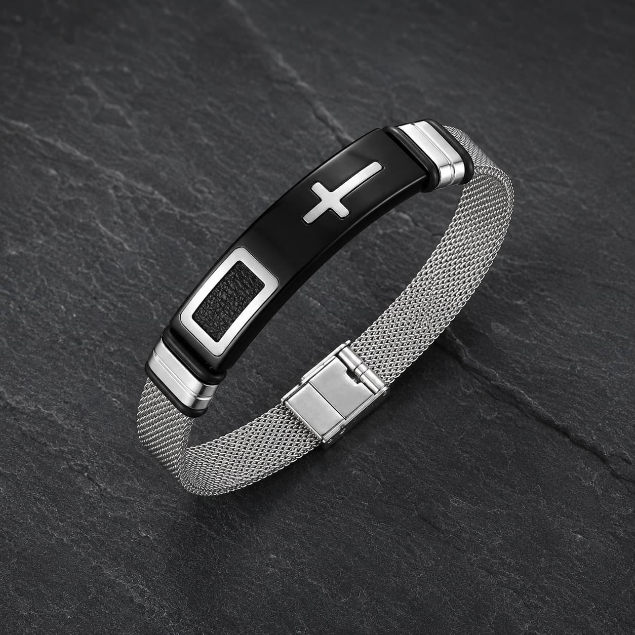 Bracelet de la Foi Templière en acier inoxydable présenté en vraie vue 3/4 avec maille argentée et plaque noire sur ardoise sombre