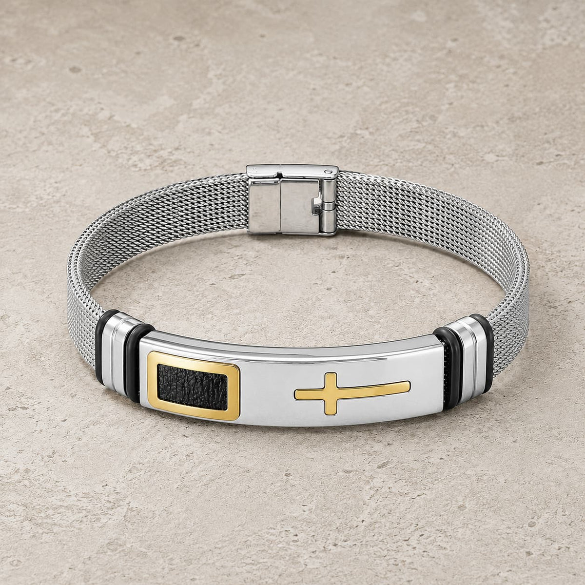 Bracelet de la Foi Templière en acier inoxydable argenté avec croix dorée et maille acier sur pierre médiévale claire