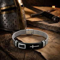Bracelet de la Foi Templière en acier inoxydable dans un décor médiéval avec casque, épée, parchemin, bois ancien et lumière chaude