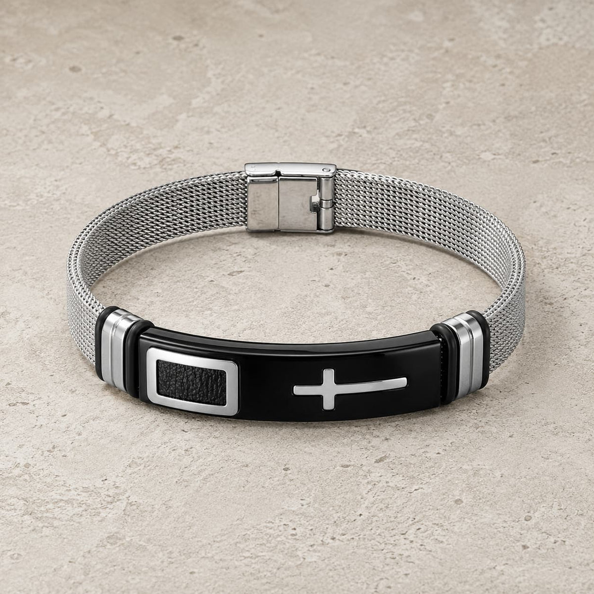 Bracelet de la Foi Templière en acier inoxydable avec plaque noire, croix argentée et maille acier sur pierre médiévale claire