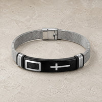 Bracelet de la Foi Templière en acier inoxydable avec plaque noire, croix argentée et maille acier sur pierre médiévale claire