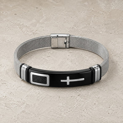 Bracelet de la Foi Templière en acier inoxydable avec plaque noire, croix argentée et maille acier sur pierre médiévale claire