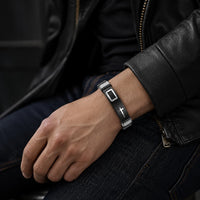 Bracelet de la Foi Templière porté par un homme avec veste en cuir noir et jean brut