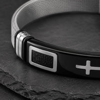 Gros plan du Bracelet de la Foi Templière avec croix argentée, plaque noire brillante, insert texturé et acier inoxydable